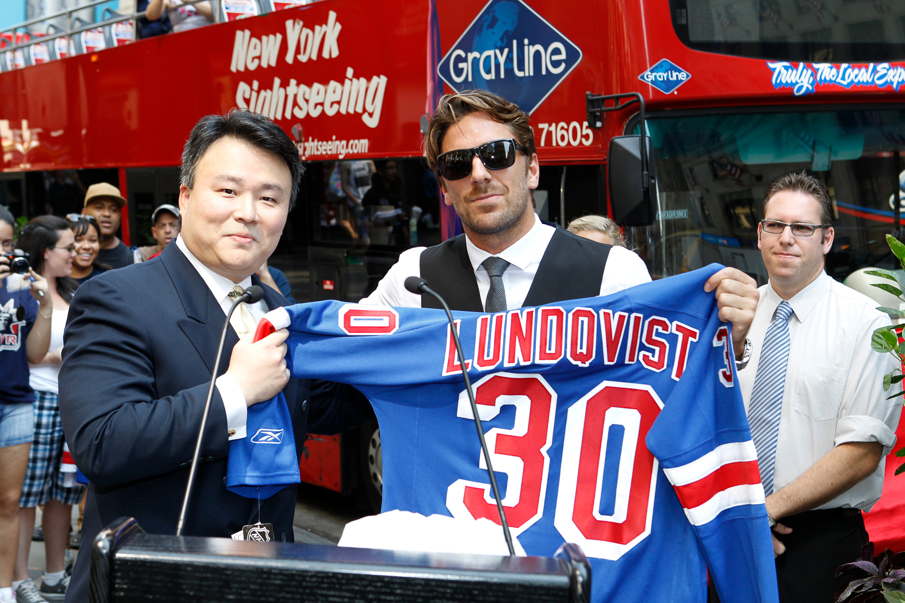 Henrik Lundqvist presents his jersey to David W. Chien at Ride of Fame Induction Ceremony (August 31st, 2010).