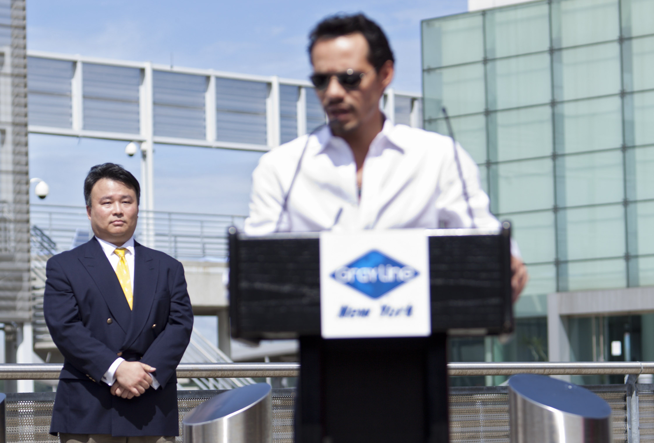 Marc Anthony addresses press at his Ride of Fame induction ceremony, with David W. Chien (September 8th, 2011)