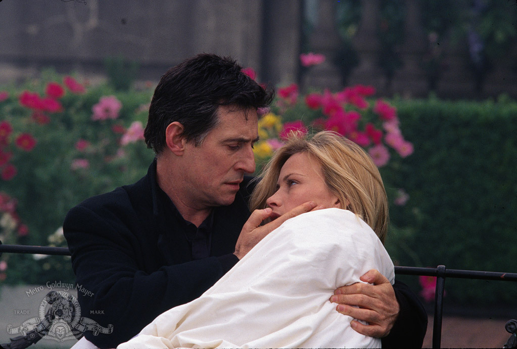 Still of Patricia Arquette and Gabriel Byrne in Stigmata (1999)