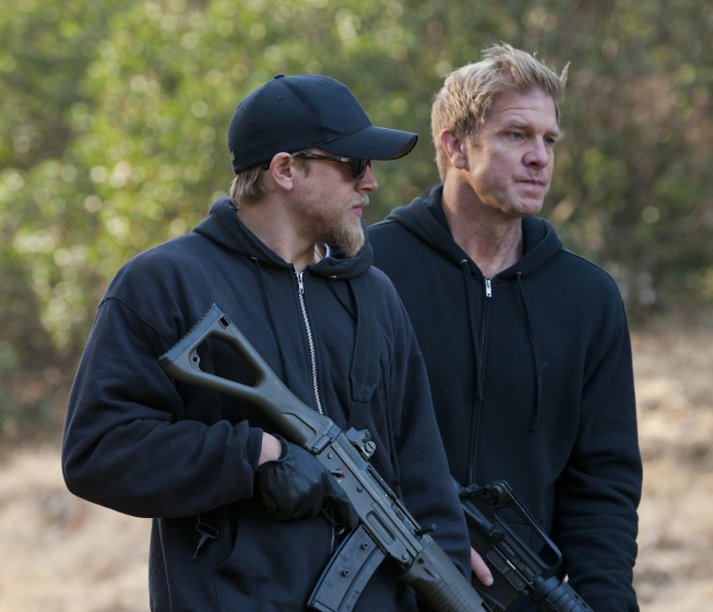 Still of Charlie Hunnam and Kenny Johnson in Sons of Anarchy (2008)