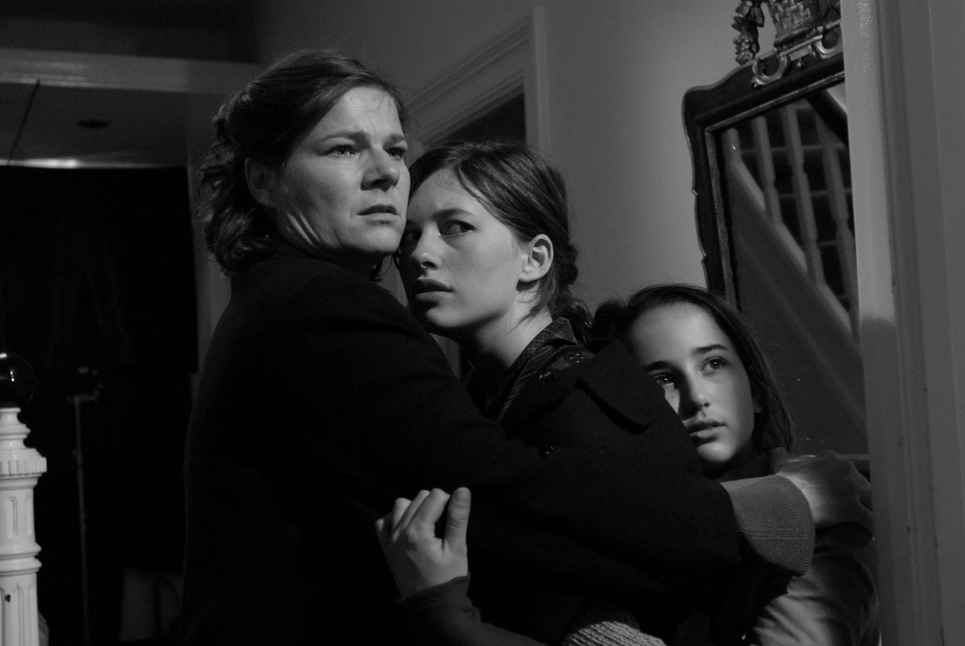 Still of Marleen Stulz, Noa van Loon and Selma Copijn in 'Dertien in de Oorlog', directed by Vincent Schuurman.