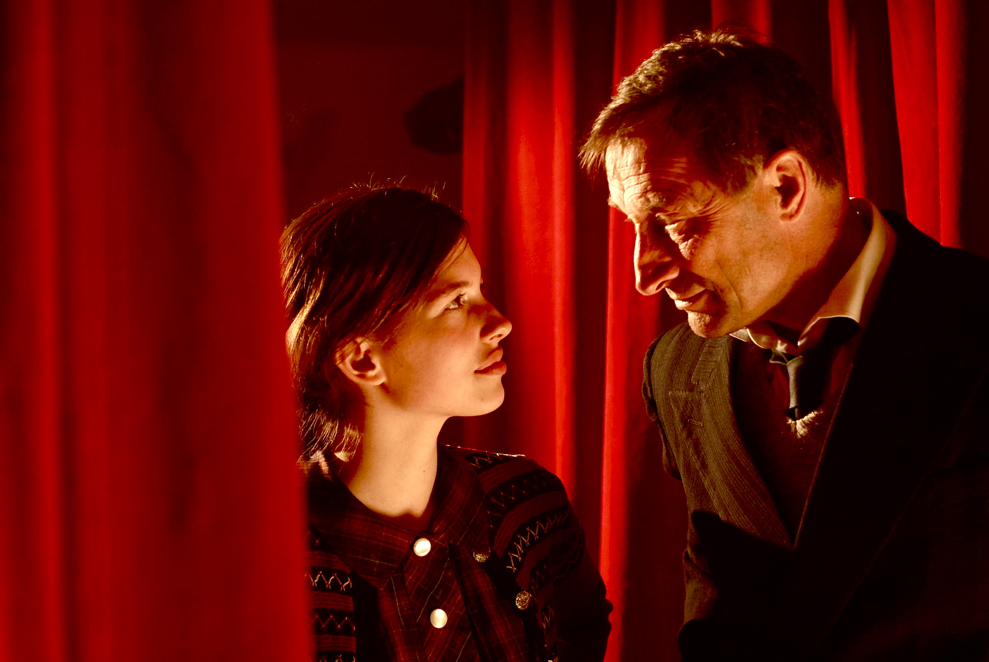 Still of René Groothof and Selma Copijn from 'Dertien in de Oorlog', directed by Vincent Schuurman.