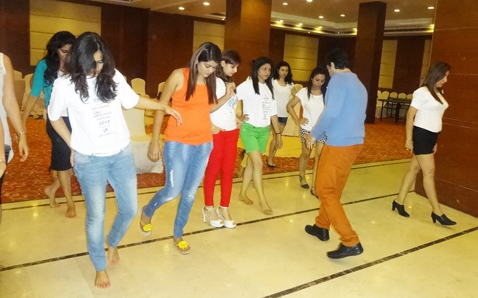 Gaurav Nanda Conducting Workshop On Emotional Freedom (EFT) & Speech For MRS India Worldwide Contestant !