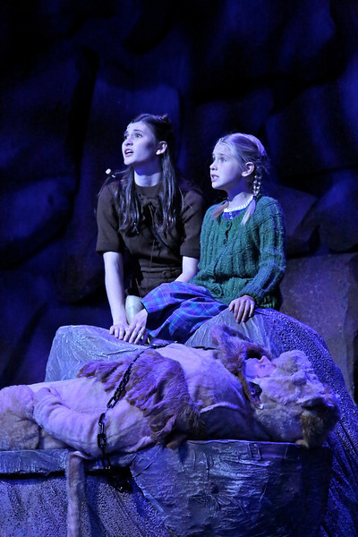 Andrea Fantauzzi (Susan Pevensie) and Journey Tupper (Lucy Pevensie) singing 