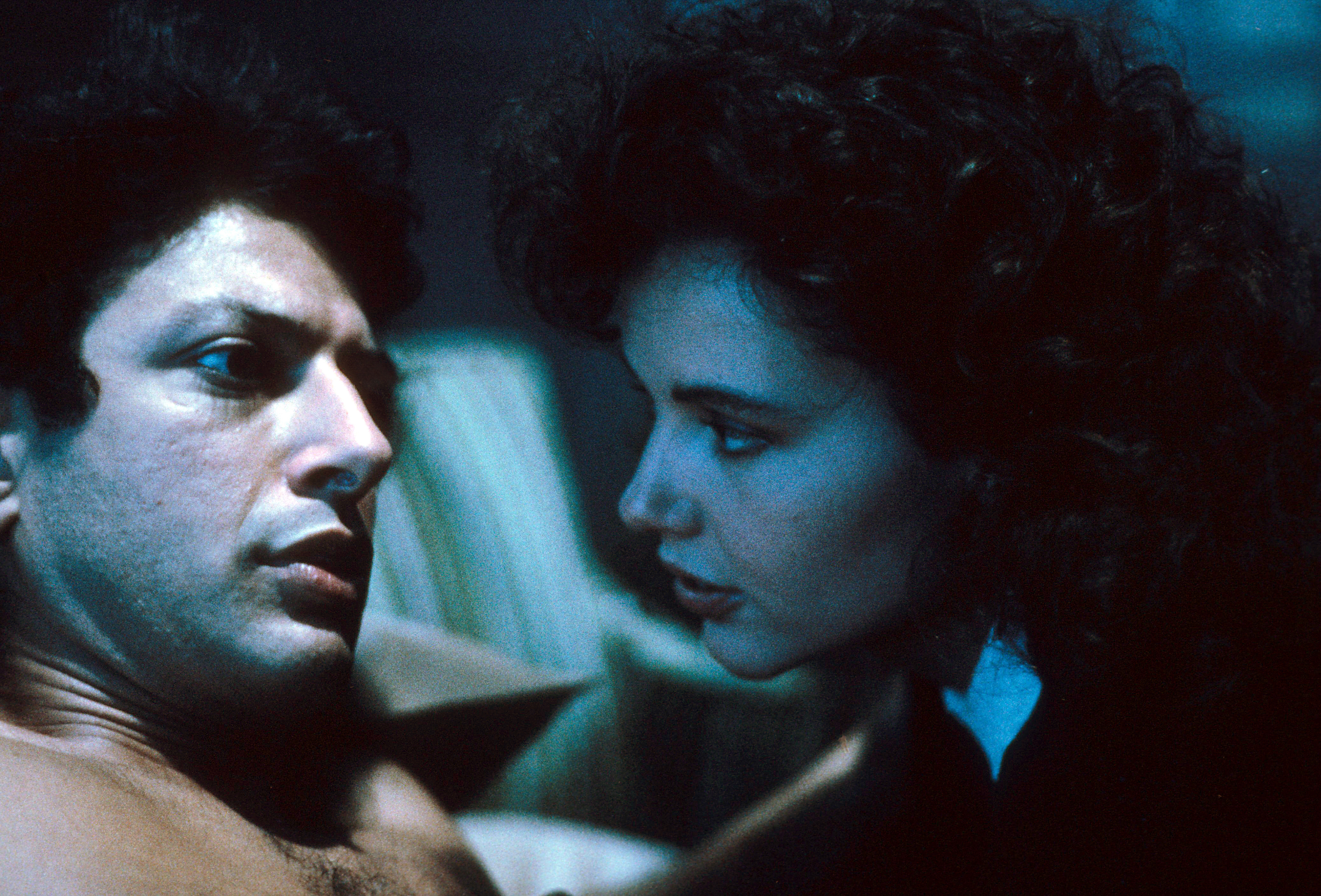Still of Geena Davis and Jeff Goldblum in The Fly (1986)