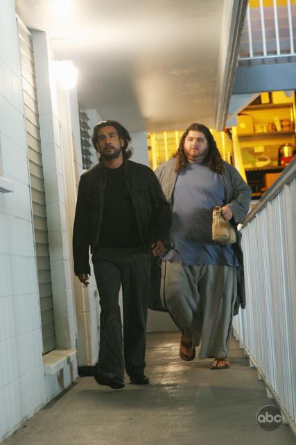 Still of Naveen Andrews and Jorge Garcia in Dinge (2004)