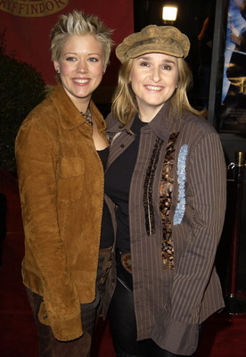 Melissa Etheridge and Tammy Lynn Michaels at event of Haris Poteris ir paslapciu kambarys (2002)