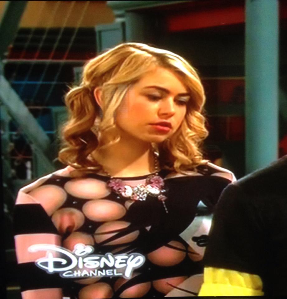 Hannah Jones wearing Shalottlilly on Disney's Austin and Ally, Proms and Promisses