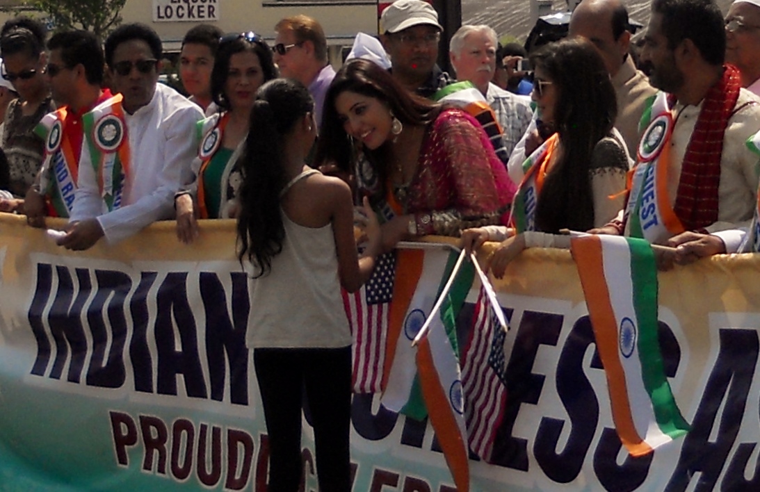 Chetna Goel taking autograph from bollywood actress Nitu Singh in India Day Parade 2014.
