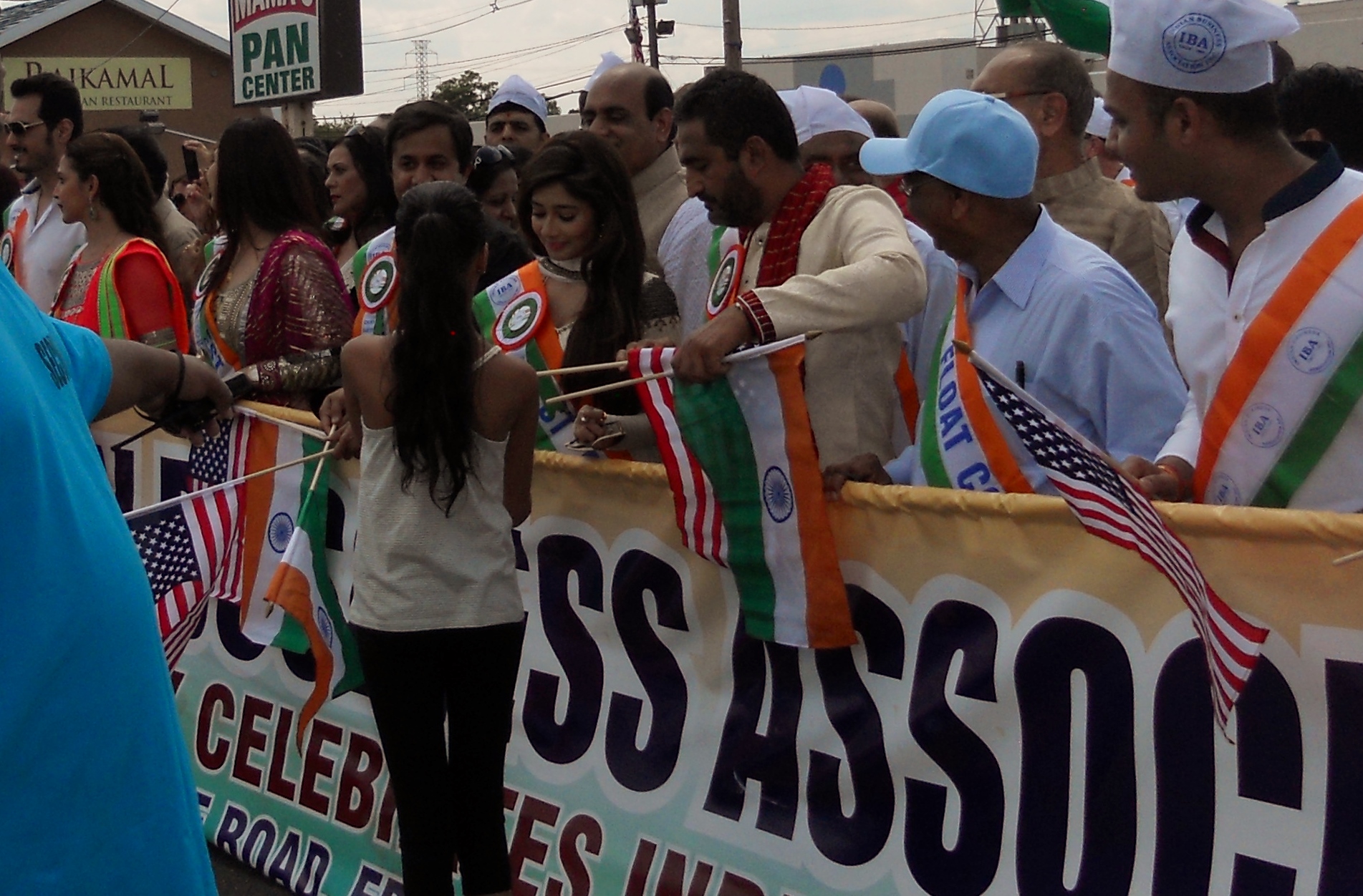 Chetna Goel taking autograph from bollywood actress Tina Dutta in India Day Parade 2014. Other bollywood celebrities in the photo are Esha Deol, Nitu Singh and Omi Vaidya.