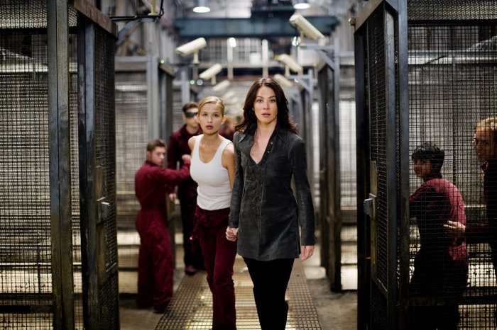 Still of Lynn Collins and Tahyna Valentina MacManus in Iksmenai: pradzia. Ernis (2009)