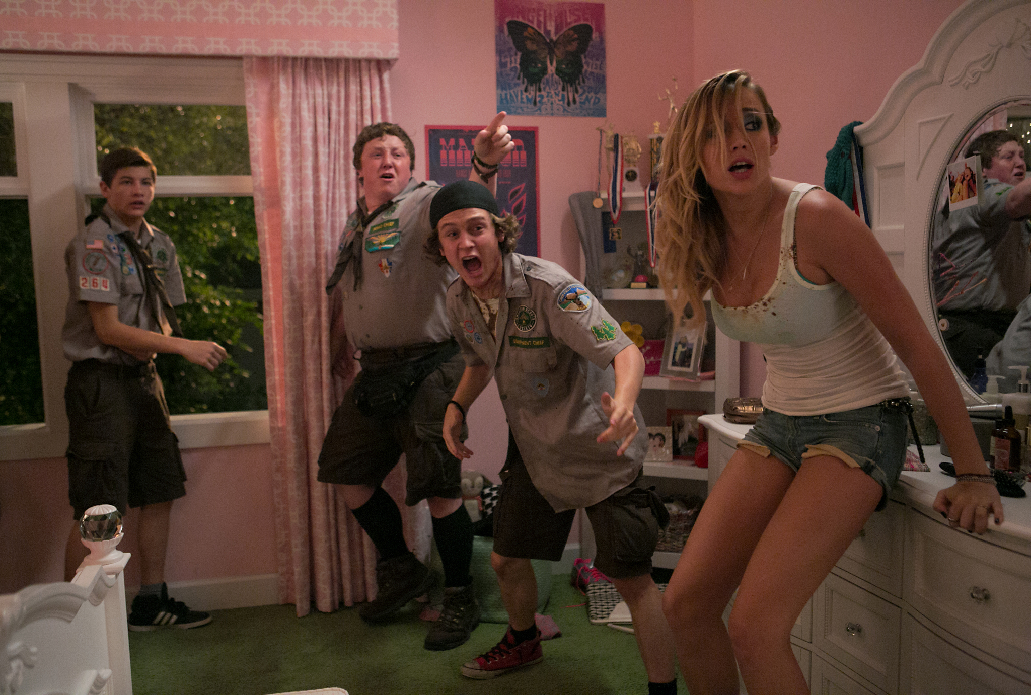 Still of Logan Miller, Sarah Dumont, Tye Sheridan and Joey Morgan in Skautai pries zombius (2015)