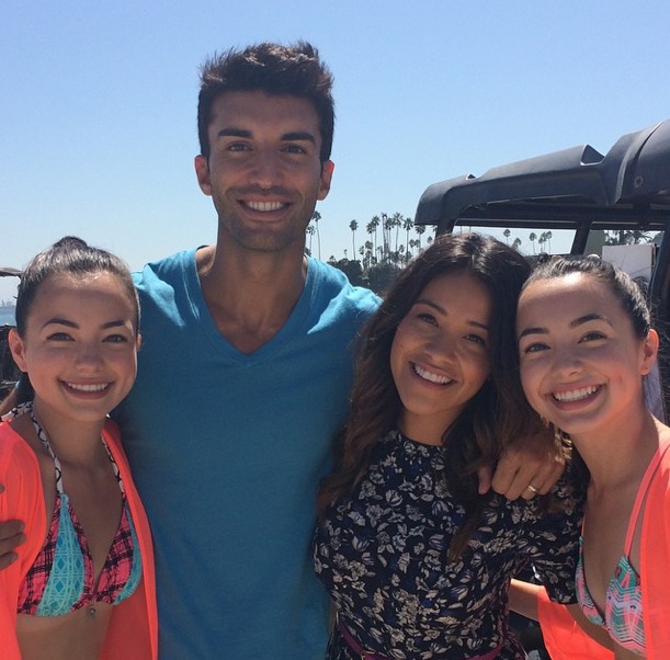 Still of Vanessa Merrell, Justin Baldoni, Gina Rodriguez, and Veronica Merrell in Jane the Virgin (2014)