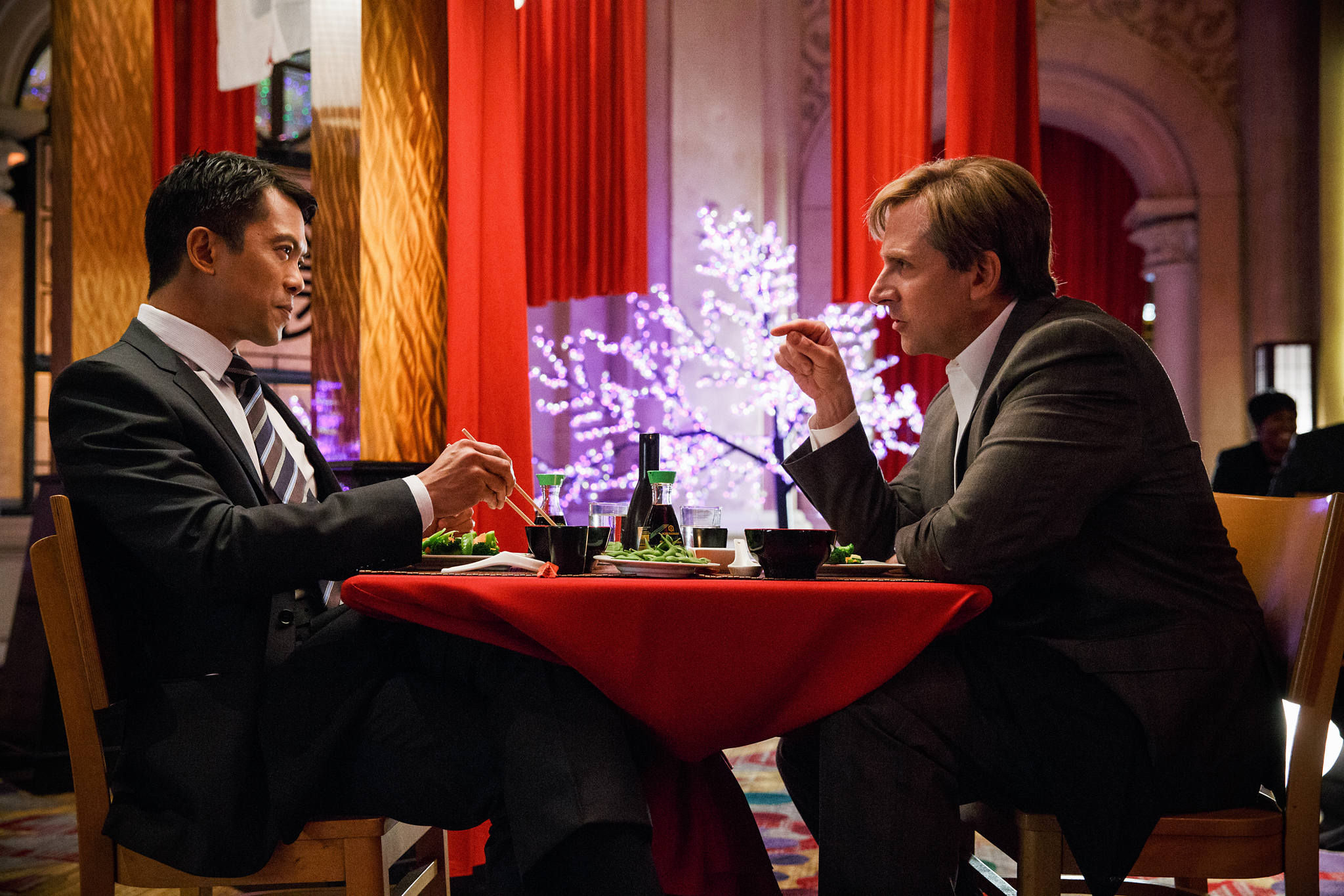 Still of Steve Carell and Byron Mann in Didzioji skola (2015)