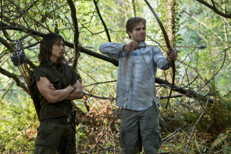 Still of Byron Mann and Stephen Amell in Strele (2012)