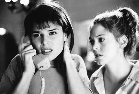 Still of Neve Campbell and Rose McGowan in Klyksmas (1996)