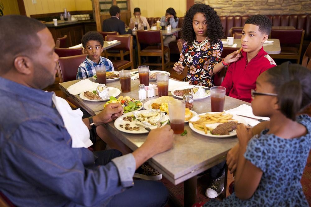 Still of Anthony Anderson, Yara Shahidi, Marcus Scribner, Miles Brown and Marsai Martin in Black-ish (2014)