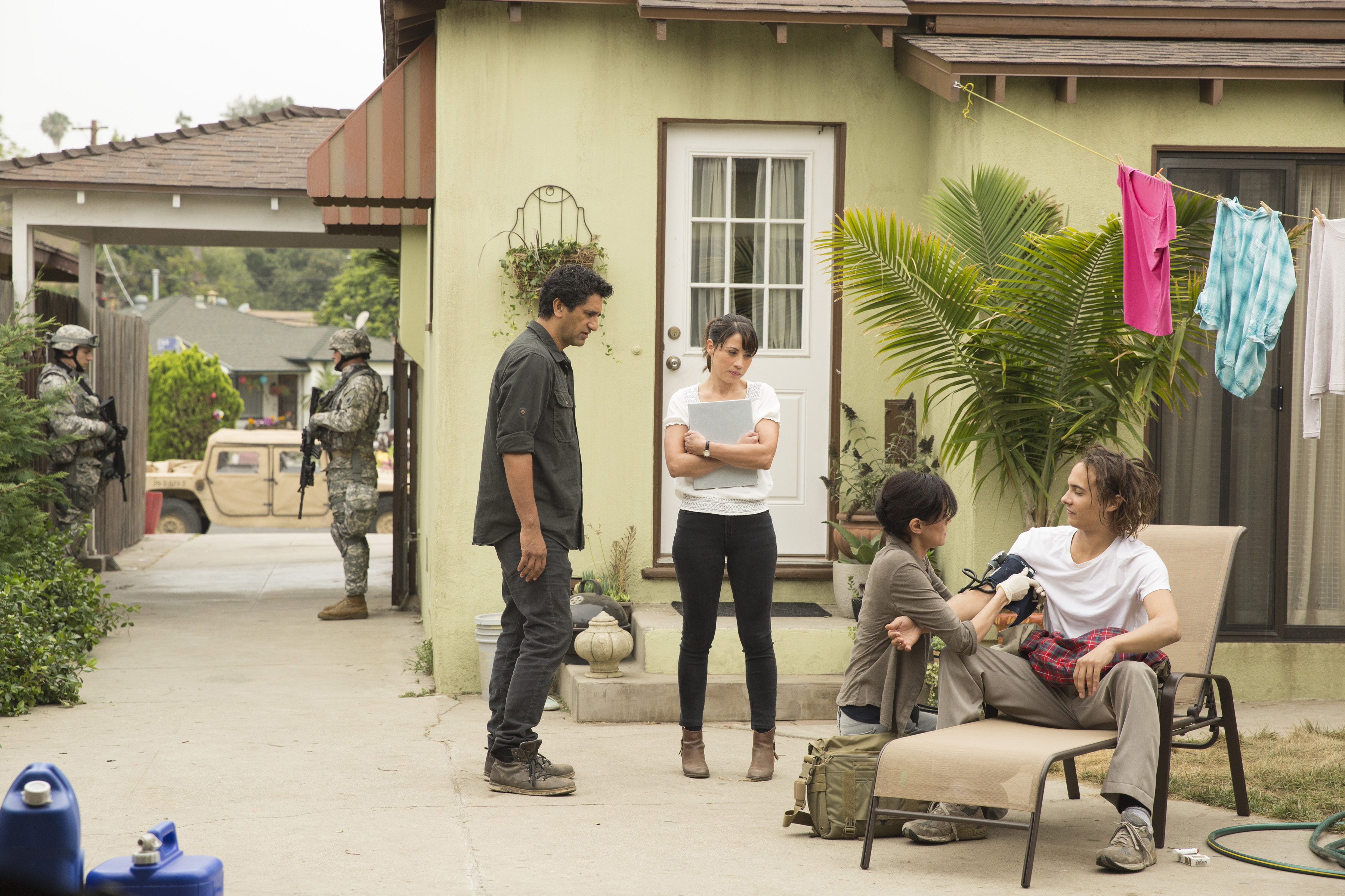 Still of Sandrine Holt, Cliff Curtis, Frank Dillane and Elizabeth Rodriguez in Fear the Walking Dead (2015)