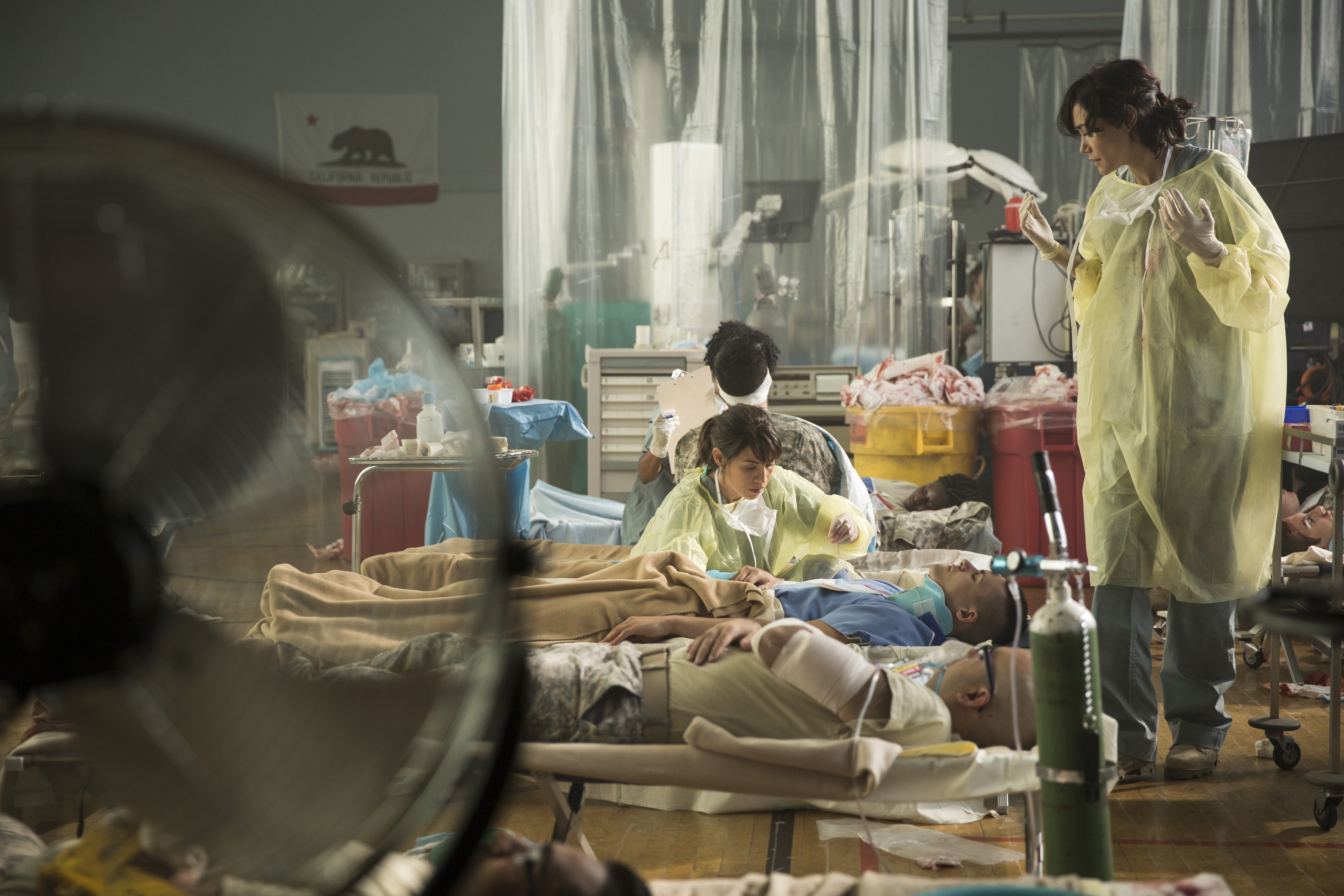 Still of Sandrine Holt and Elizabeth Rodriguez in Fear the Walking Dead (2015)