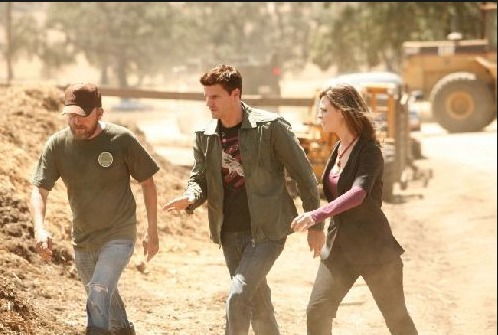 Gill Gayle, David Boreanaz and Emily Deschanel in Bones, Secret in the Soil Episode