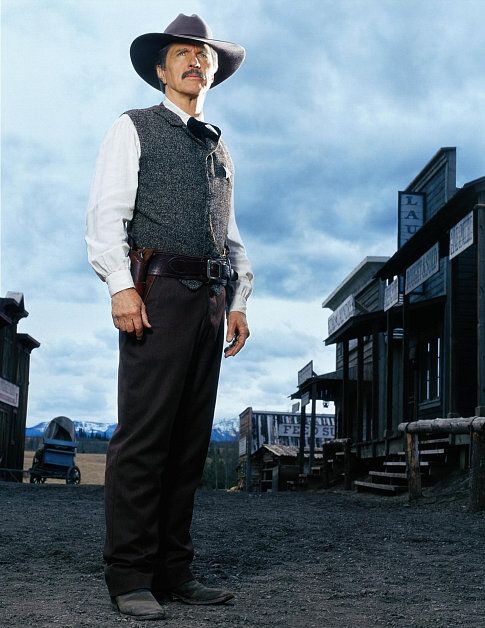 Tom Skerritt in High Noon (2000)