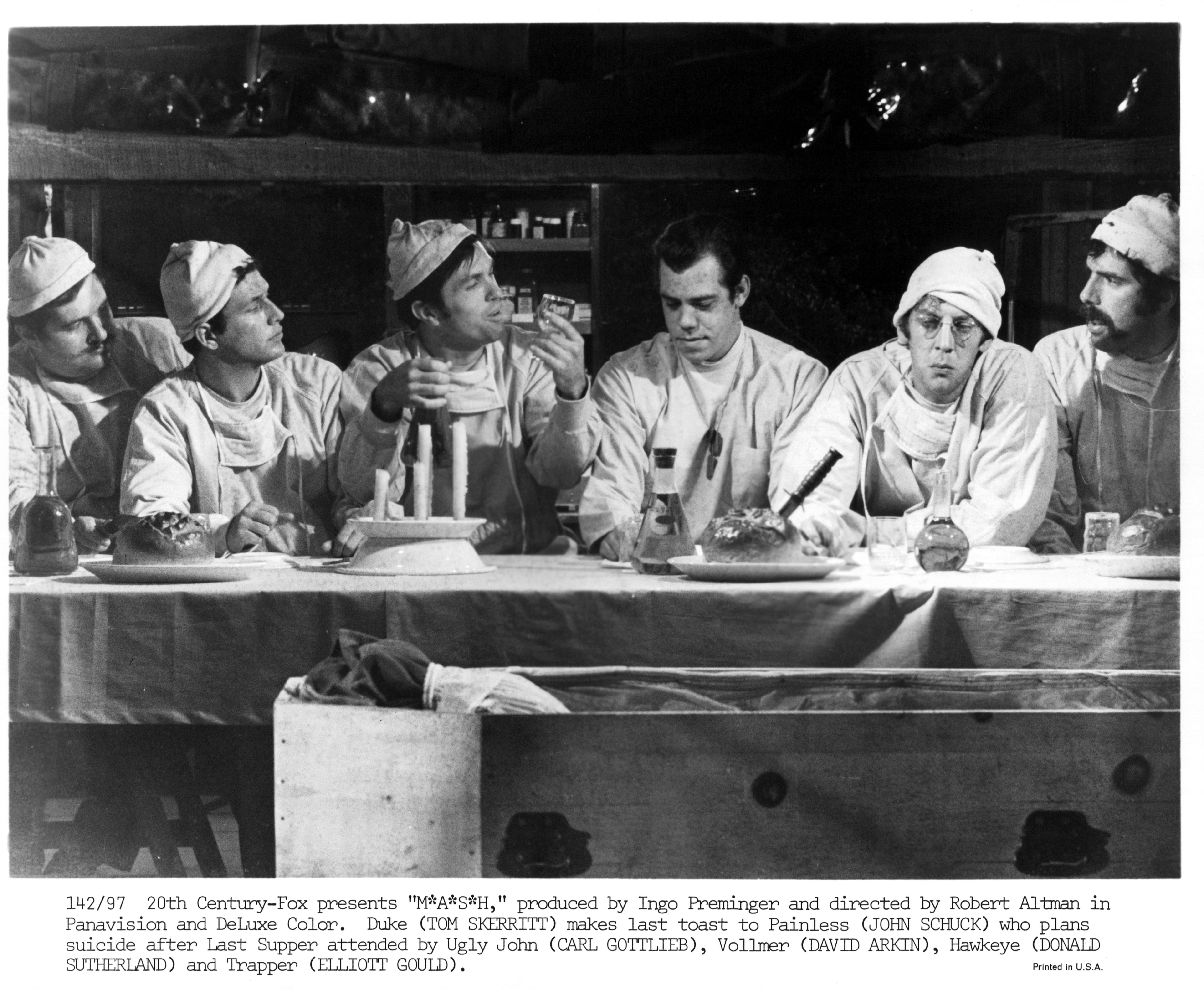 Still of Tom Skerritt, Donald Sutherland, Elliott Gould, David Arkin, Carl Gottlieb and John Schuck in MASH (1970)