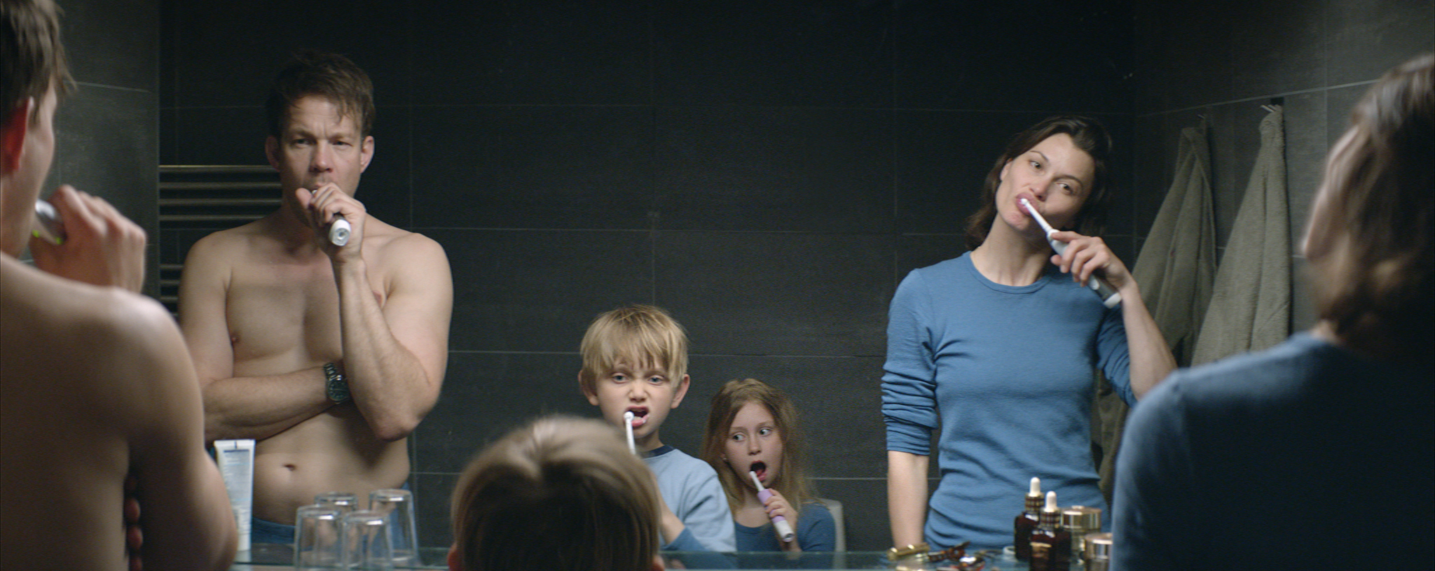 Still of Johannes Kuhnke, Lisa Loven Kongsli, Clara Wettergren and Vincent Wettergren in Turist (2014)