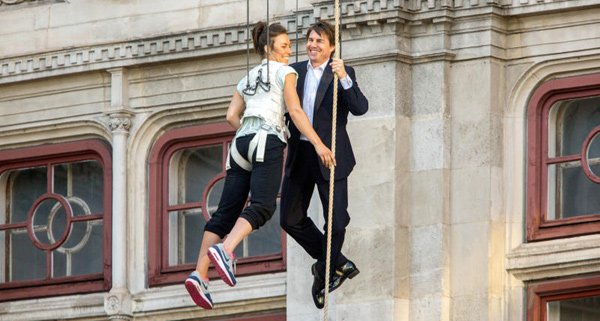 Tom Cruise and Lucy Cork in Neimanoma misija: slaptoji tauta (2015)