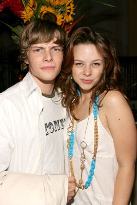 Joy Jorgensen and Hunter Parrish at event of Weeds (2005)