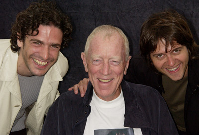 Max von Sydow, Juan Carlos Fresnadillo and Leonardo Sbaraglia at event of Intacto (2001)