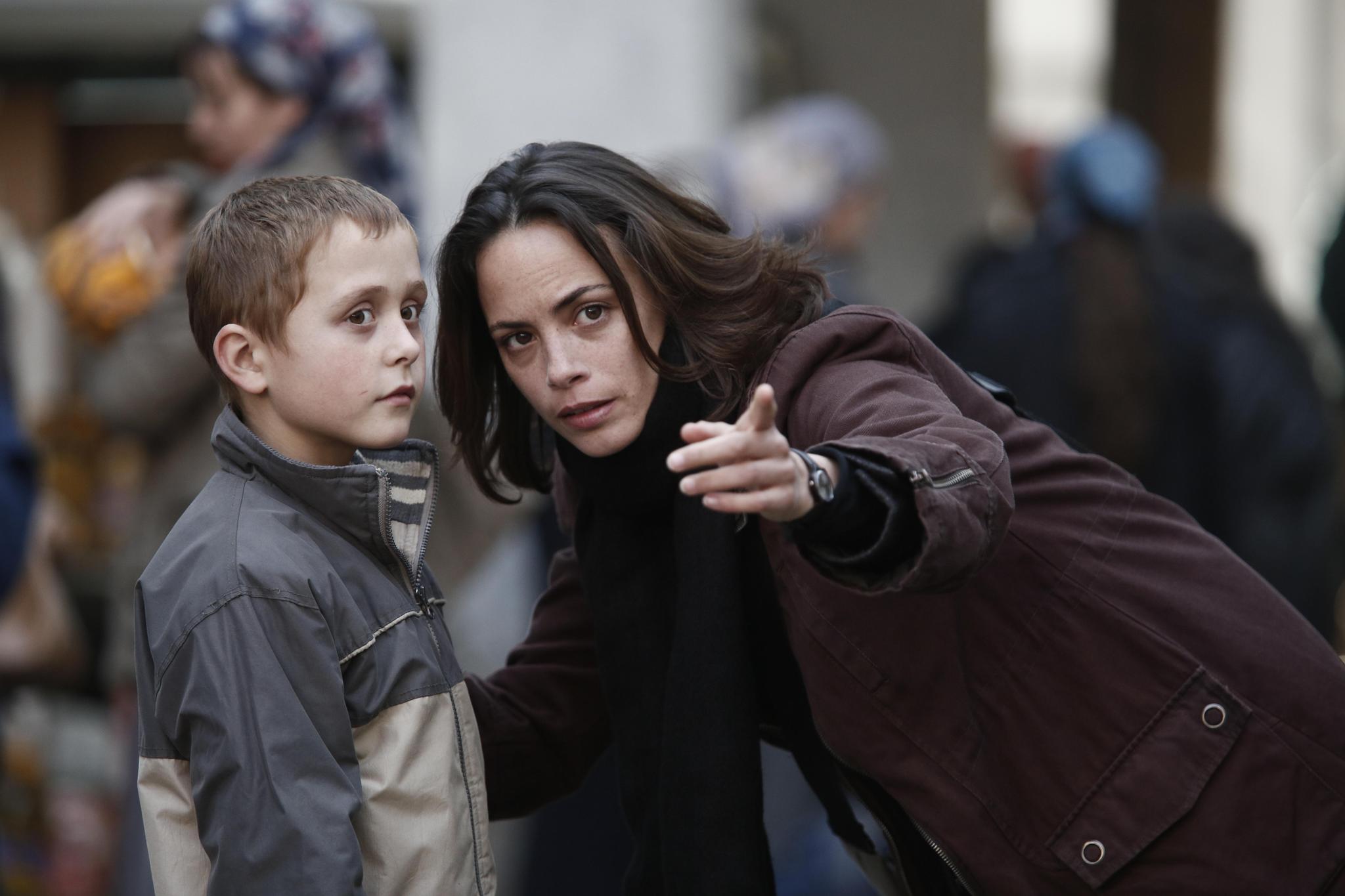 Still of Bérénice Bejo and Abdul Khalim Mamutsiev in The Search (2014)
