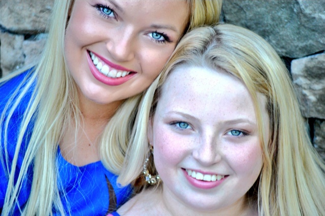 Kirsten and sister, Kaitlyn Hoge.