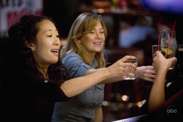 Sandra Oh and Ellen Pompeo in Grei anatomija (2005)