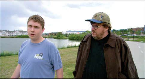 Still of Michael Moore in Bowling for Columbine (2002)