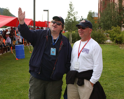 Michael Moore and Bingham Ray at event of Bowling for Columbine (2002)