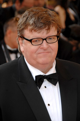 Michael Moore at event of Chacun son cinéma ou Ce petit coup au coeur quand la lumière s'éteint et que le film commence (2007)