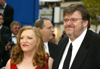Kathleen Glynn and Michael Moore at event of De-Lovely (2004)