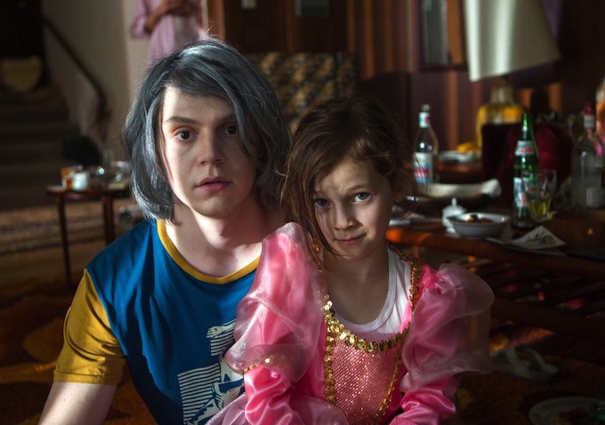 Still of Evan Peters and Miya Shelton-Contreras in Iksmenai: Praejusios ateities dienos (2014)