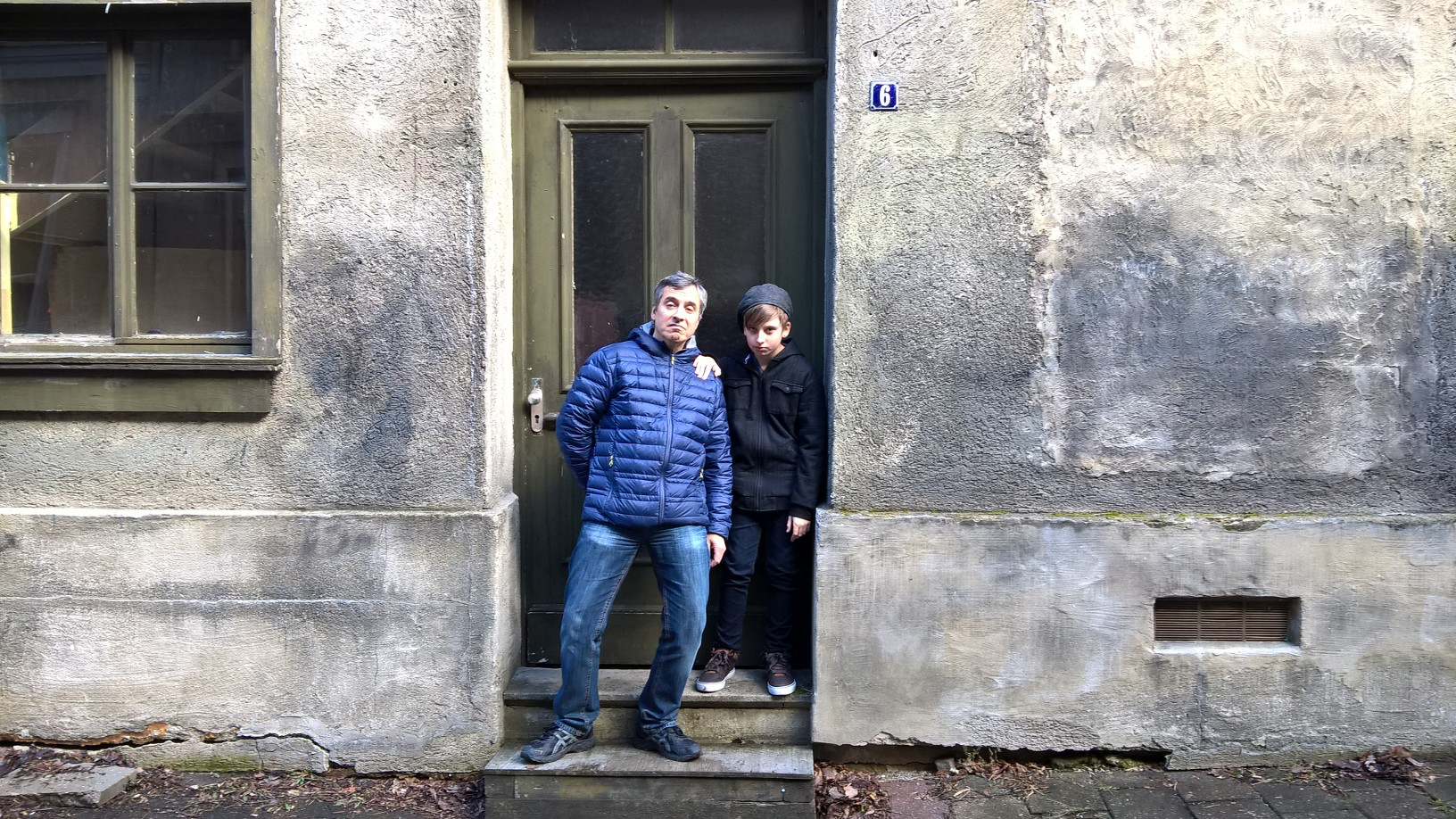 Dennis Watz (right) with Ed Watz, invoking an iconic moment from Chaplin's THE KID; at the Bavaria Film Studios (Munich, Germany).