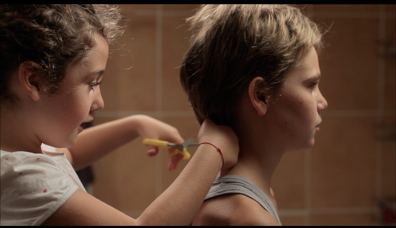 Still of Zoé Héran and Malonn Lévana in Tomboy (2011)