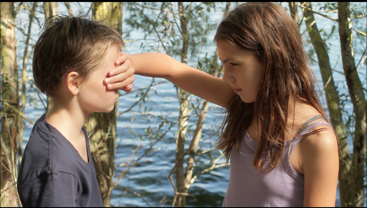 Still of Zoé Héran and Jeanne Disson in Tomboy (2011)