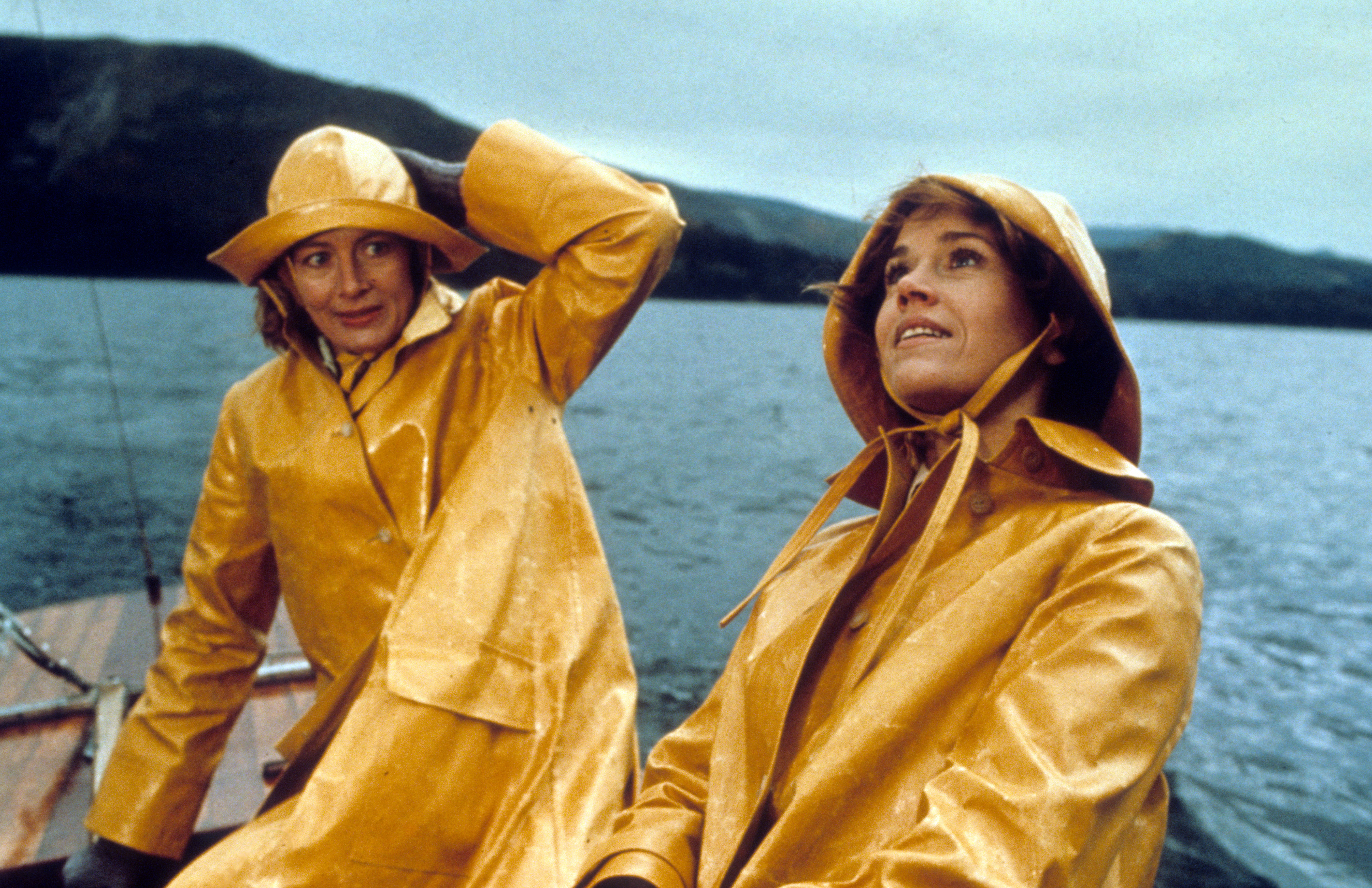 Still of Jane Fonda and Vanessa Redgrave in Julia (1977)