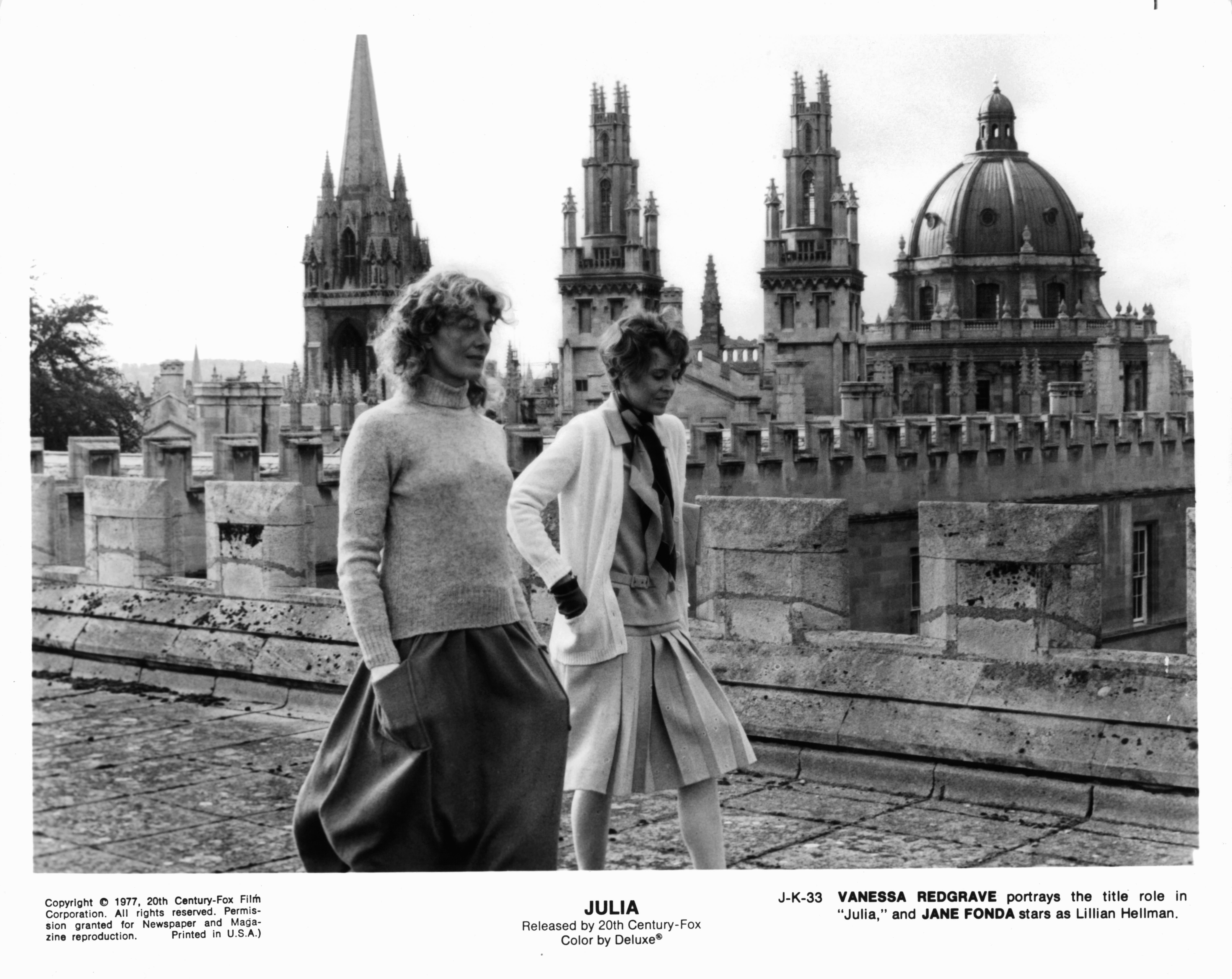 Still of Jane Fonda and Vanessa Redgrave in Julia (1977)