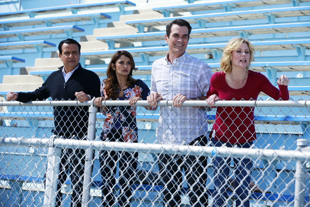 Still of Benjamin Bratt, Anjali Bhimani, Julie Bowen, Ty Burrell and Ajay Mehta in Moderni seima (2009)