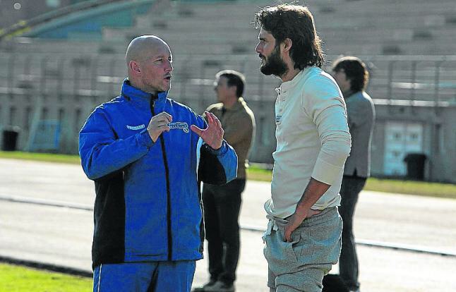 David Campbell giiving some instrucciones during a football training to Sergio Mur (Sócrates) in the film Shooting for Socrates