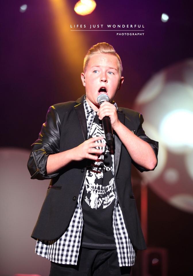 Robbie Anderson performing at 'The Voice' 2015