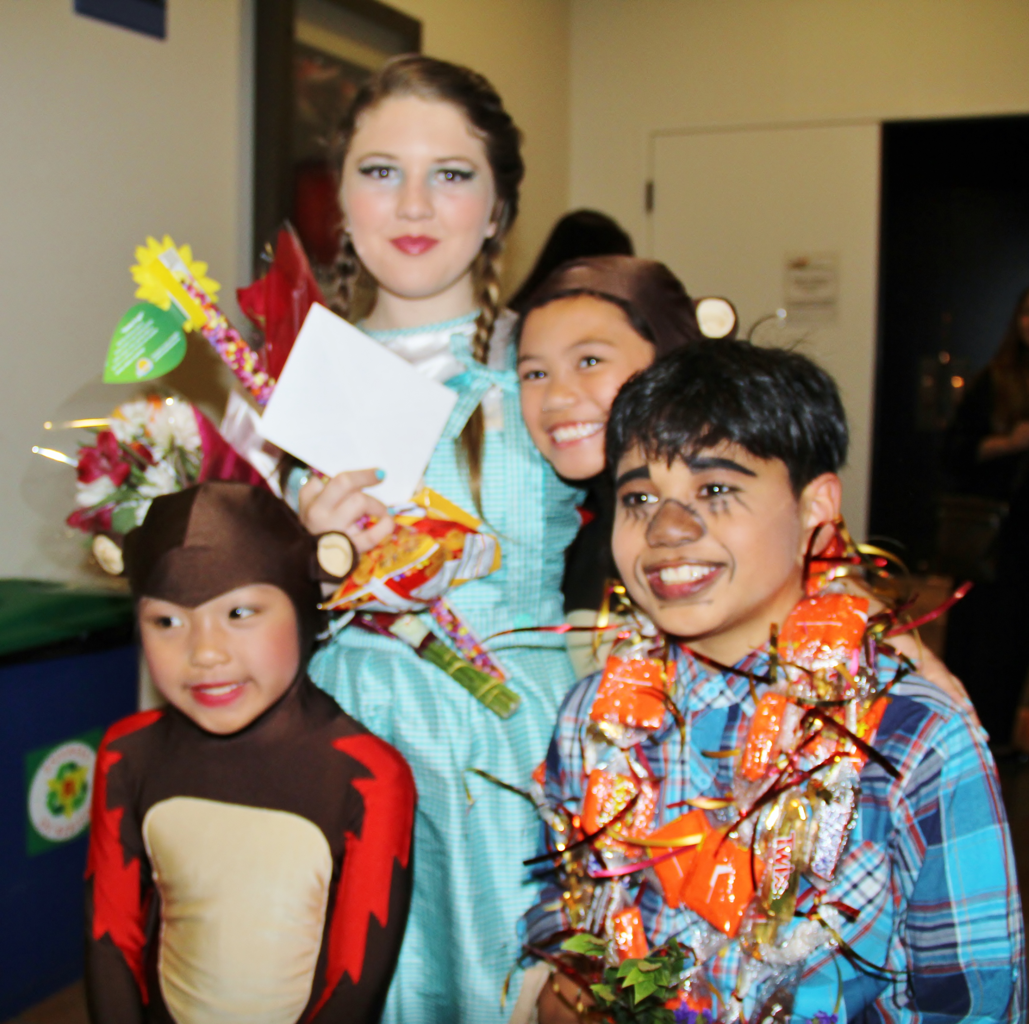 Kenshin as Scarecrow, with Dorothy and two monkeys for 