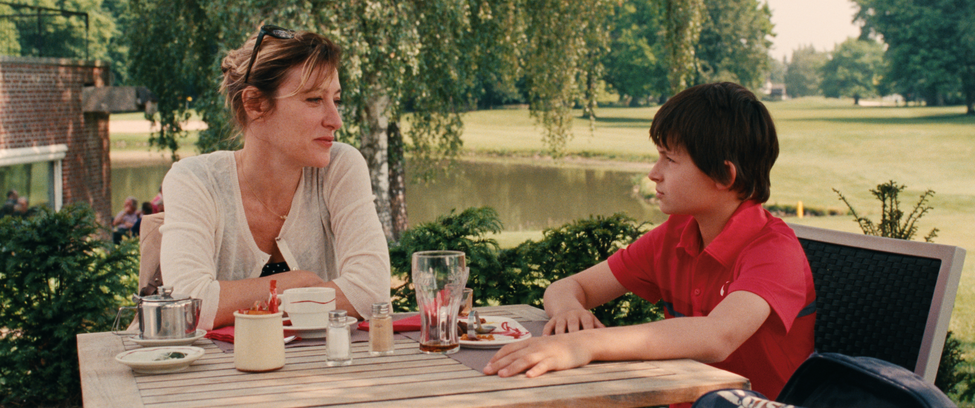 Still of Valeria Bruni Tedeschi and Charles Mérienne in Terre battue (2014)