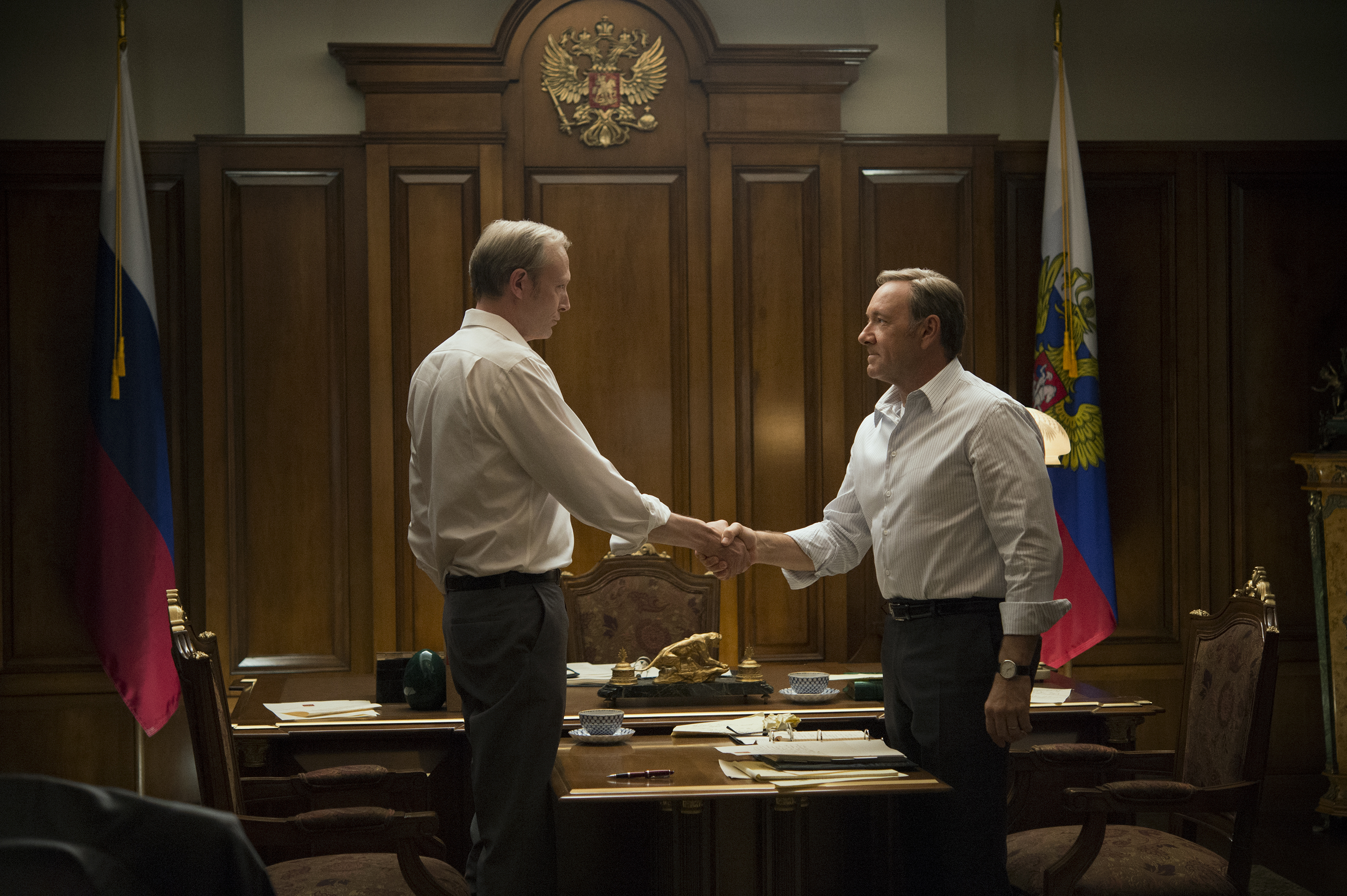 Still of Kevin Spacey and Lars Mikkelsen in Kortu Namelis (2013)