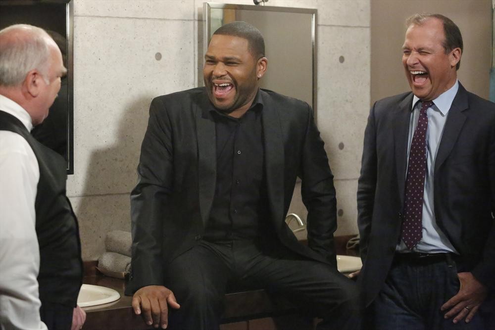 Still of Anthony Anderson and Richard Riehle in Black-ish (2014)